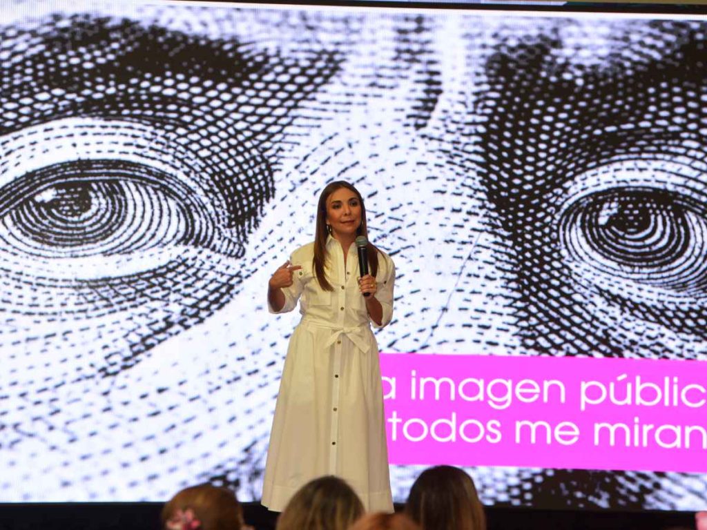 María Paz Jervis durante su ponencia, donde compartió su experiencia como dirigente gremial y primera mujer en liderar su organización en Ecuador.