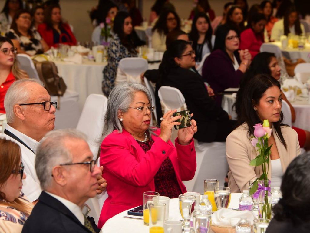 Asistentes al foro siguen atentamente las exposiciones durante la jornada desarrollada en un hotel capitalino.