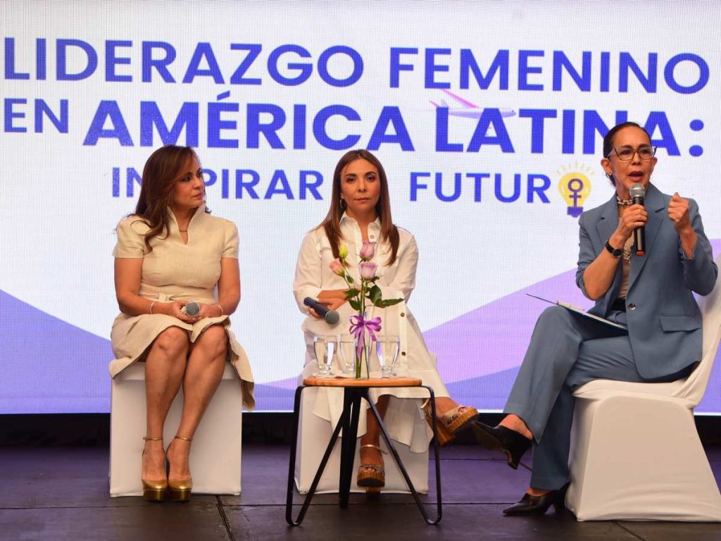 Panel de discusión con líderes empresariales internacionales, quienes abordaron los retos y oportunidades del liderazgo femenino en América Latina.