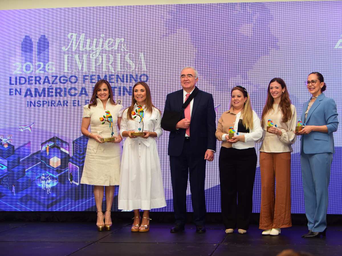 Empresarias reciben reconocimiento en el II Foro Mujer y Empresa 2026.