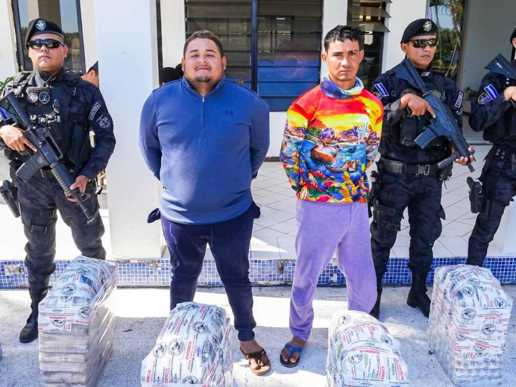 La Policía Nacional Civil incautó una embarcación con 398 kilogramos de cocaína valorados en más de $10 millones frente a las costas de La Libertad, al sur de playa Toluca, informó el ministro de Seguridad, Gustavo Villatoro.