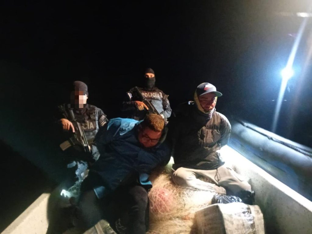 Durante el operativo fueron capturados Handy Yocimar Medina Gómez, salvadoreño, y Carlos Roberto Quezada Orellana, de nacionalidad guatemalteca/mexicana.