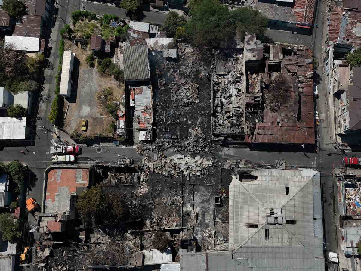Aumenta a cinco el número de fallecidos en voraz incendio en el centro de San Salvador