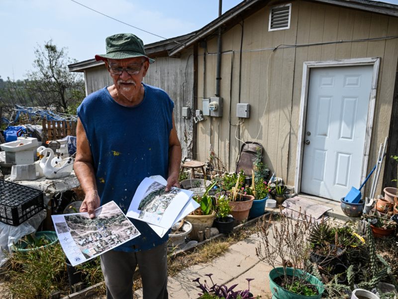 El ciudadano estadounidense Antonio Rosales Jr. muestra un mapa de su propiedad donde el gobierno de Estados Unidos planea construir un muro fronterizo