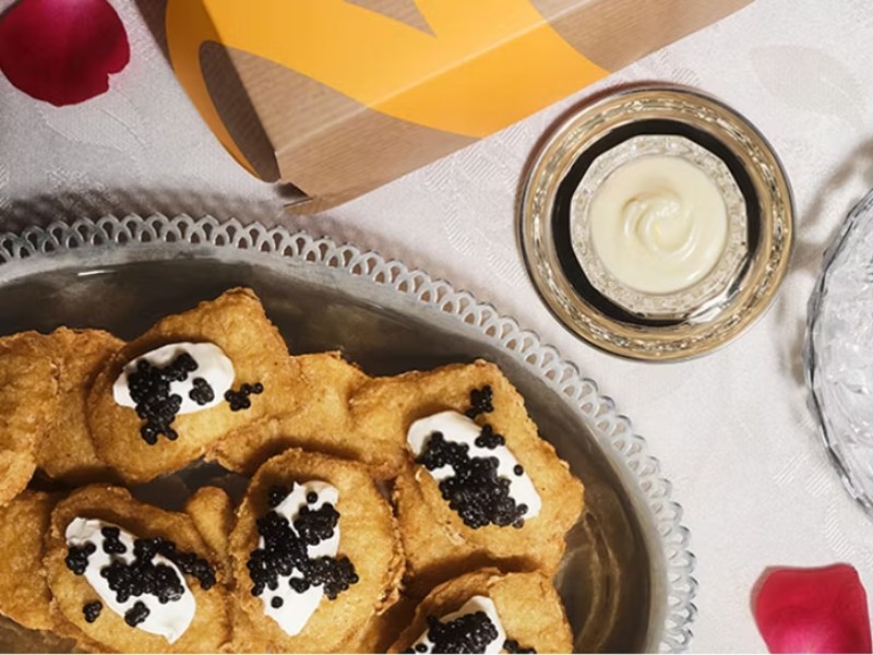 El kit especial por San Valentín incluye caviar de esturión Baerii, una tarjeta de regalo para nuggets de pollo, crema fresca y una cuchara de caviar Mother of Pearl.
