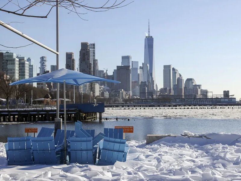 Vista de los efectos de una tormenta invernal sobre Nueva York, desde el Río Hudson, el 4 de febrero de 2026. / Foto EFE