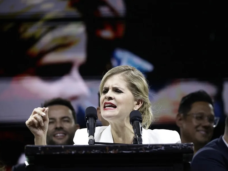 La candidata derechista del Partido Pueblo Soberano Laura Fernández celebra este domingo, en San José (Costa Rica). / Foto EFE