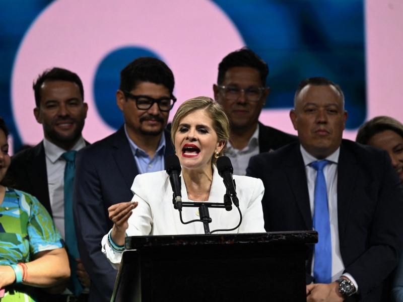 La candidata del partido Pueblo Soberano logró una amplia victoria frente a 19 rivales y aseguró mayoría legislativa en el Parlamento.