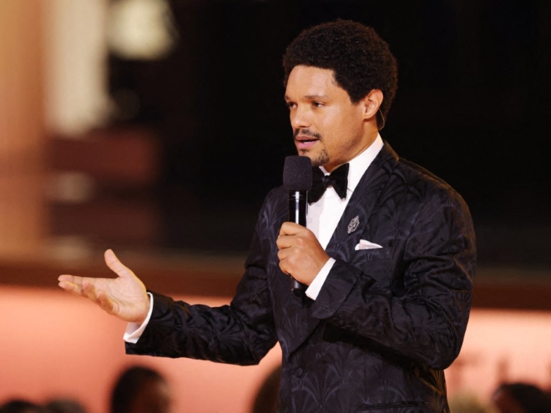 Trevor Noah durante la conducción de la gala de los premios Grammy, donde realizó el comentario que provocó la reacción del presidente Donald Trump. / Foto AFP