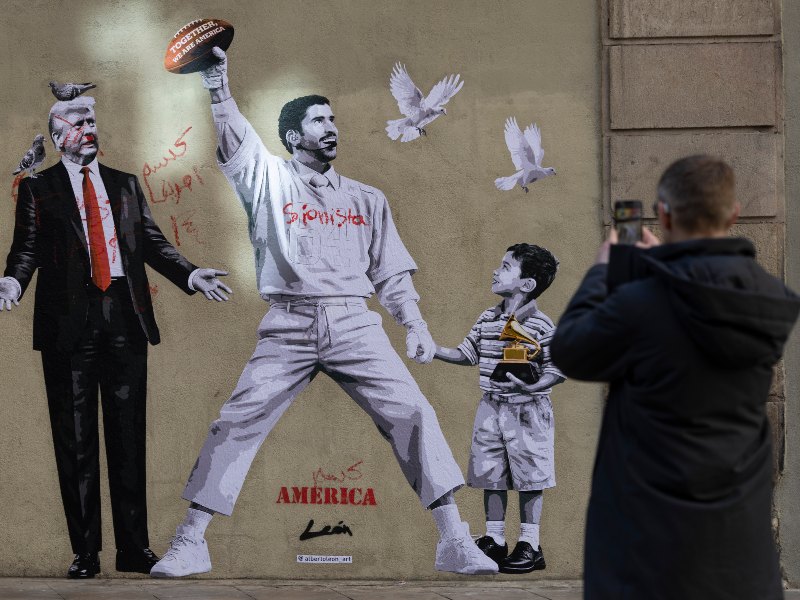 La obra urbana está ubicada en la calle del Sotstinent Navarro, en el centro de Barcelona, cerca de la Via Laietana.