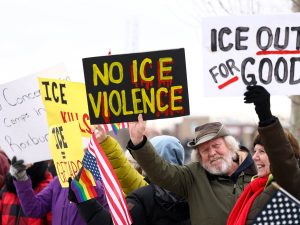 Manifestantes sostienen pancartas con mensajes como “No somos un pueblo carcelario” durante la protesta en Nueva Jersey.