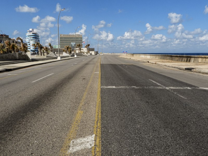 Calles casi vacías en La Habana reflejan las restricciones de movilidad por la crisis energética en Cuba.