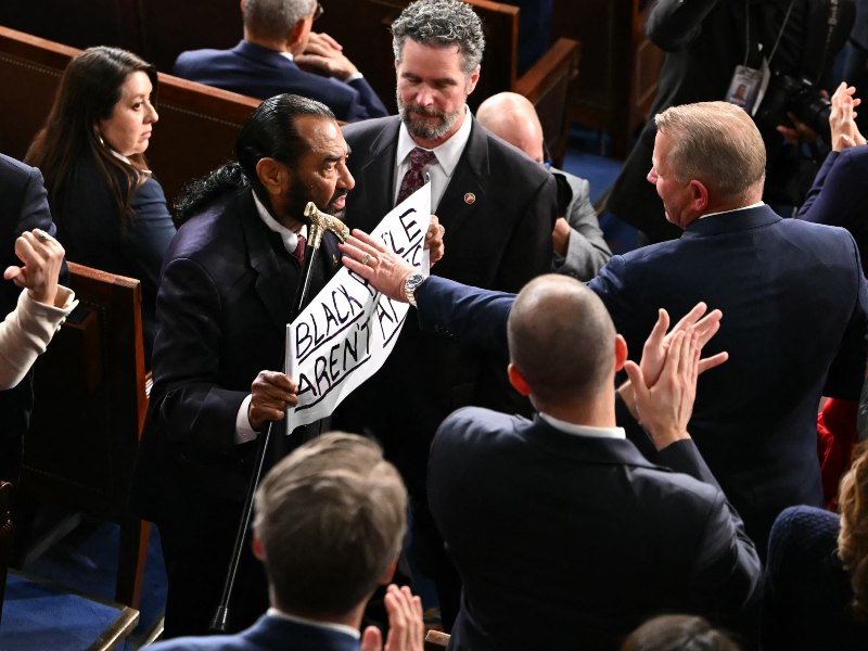 El discurso estuvo marcado por protestas de congresistas demócratas en el pleno del Capitolio.