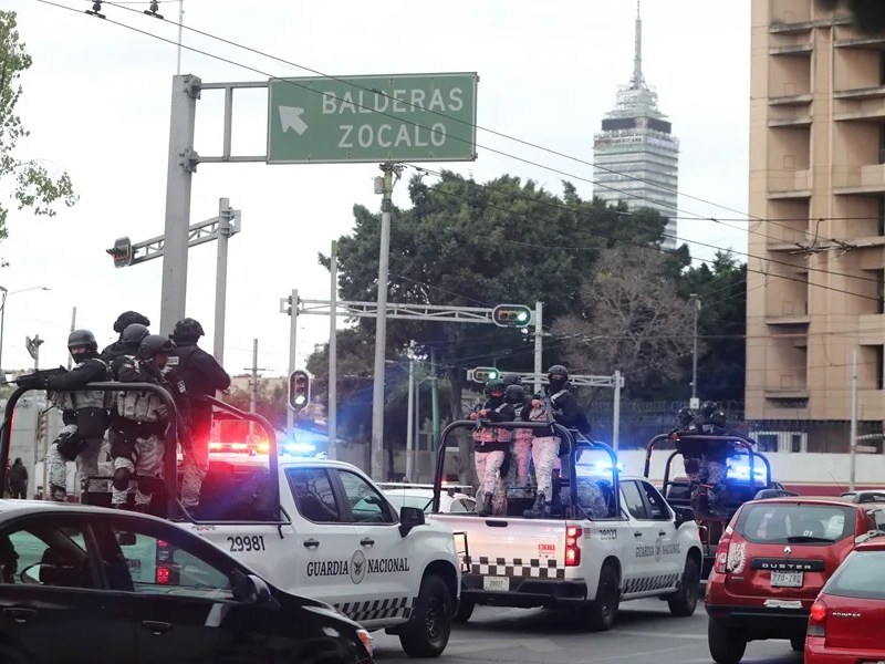 Integrantes de la Guardia Nacional resguardan la zona donde trasladaron el cuerpo de Nemesio Rubén Oseguera Cervantes, alias 'El Mencho'.