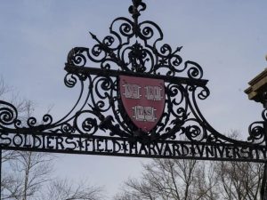 El escudo adorna una puerta en el campus de la Universidad de Harvard en Allston, Massachusetts.