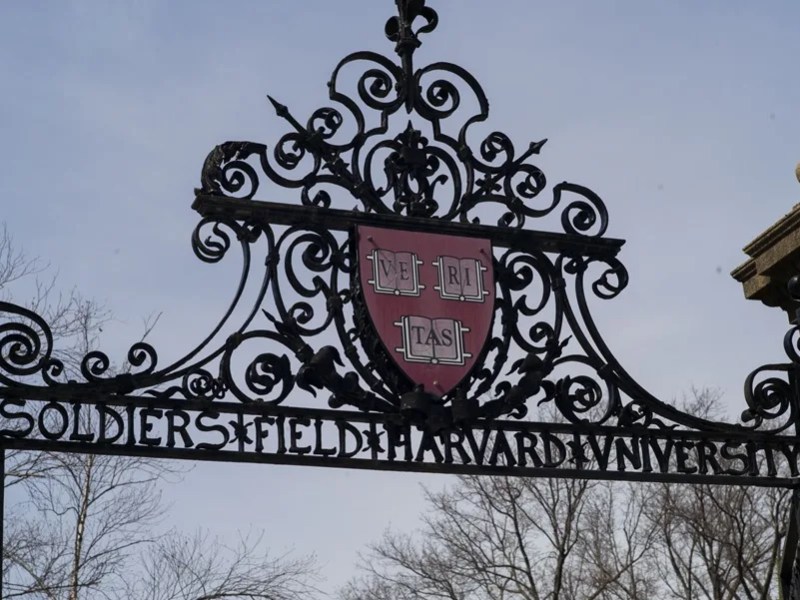 El escudo adorna una puerta en el campus de la Universidad de Harvard en Allston, Massachusetts.
