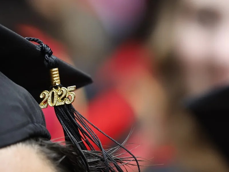 Un estudiante graduado de la Universidad de Harvard lleva una borla ‘2025’ en su birrete.