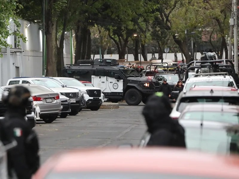 Integrantes de la Guardia Nacional resguardan la zona donde trasladaron el cuerpo de Nemesio Rubén Oseguera Cervantes, alias ‘El Mencho’. EFE/ Mario Guzmán