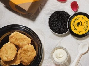La propuesta estará disponible de forma gratuita y con existencias limitadas a partir del 10 de febrero, exclusivamente a través del sitio McNuggetCaviar.com.