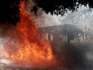 Un autobús incendiado por grupos del crimen organizado en respuesta a un operativo en Jalisco para detener a un objetivo de seguridad de alta prioridad, arde en una de las principales avenidas de Zapopan, estado de Jalisco, México, el 22 de febrero de 2026.