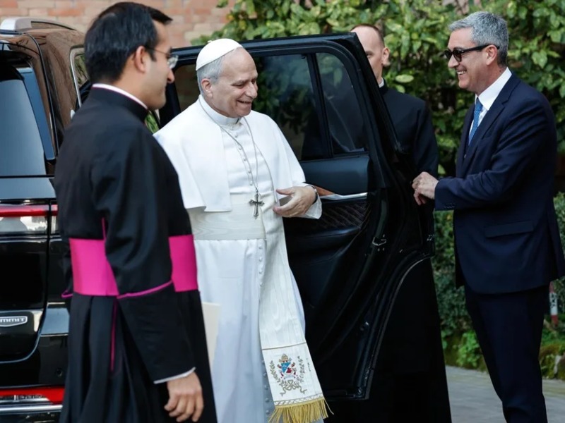 El papa León XIV durante el rezo del ángelus en la plaza de San Pedro, donde hizo un llamado al alto el fuego en Ucrania.