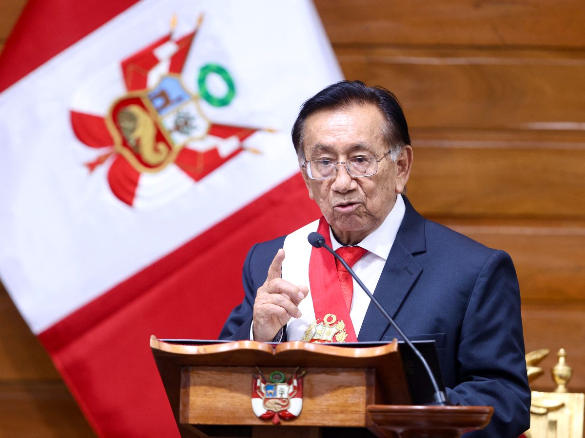 José María Balcázar asumió la presidencia interina de Perú mientras enfrenta un juicio por presunta apropiación de fondos.