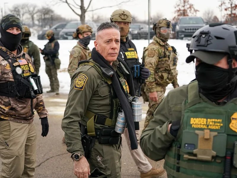 El comandante de la Patrulla Fronteriza de EE. UU. Gregory Bovino (c) camina con agentes federales.