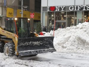 Fotografía de archivo de nieve acumulada tras una tormenta invernal en Nueva York. / Foto EFE