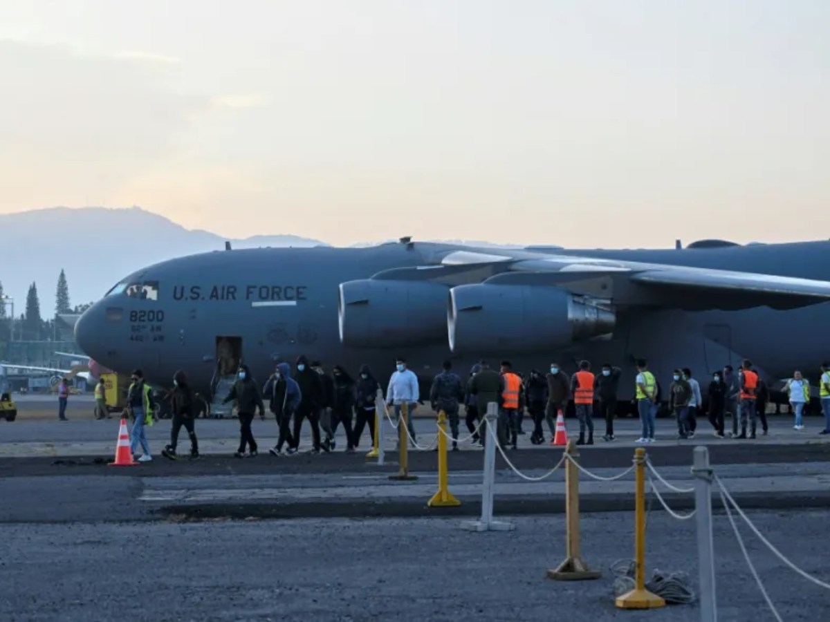Un avión utilizado para vuelos de deportación despega desde Estados Unidos hacia países de América Latina y el Caribe, principales destinos de estas operaciones.