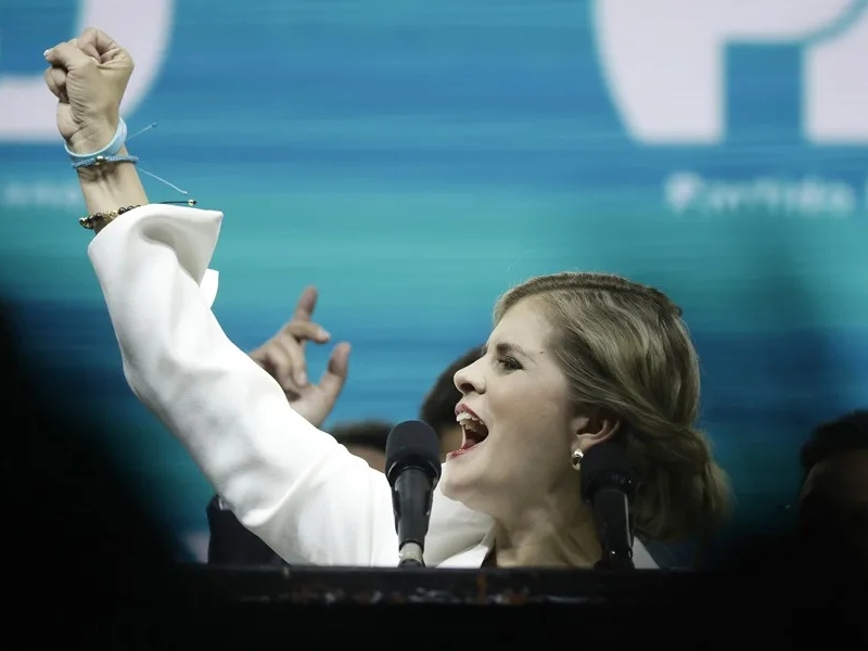 La candidata derechista del Partido Pueblo Soberano Laura Fernández celebra este domingo, en San José (Costa Rica).