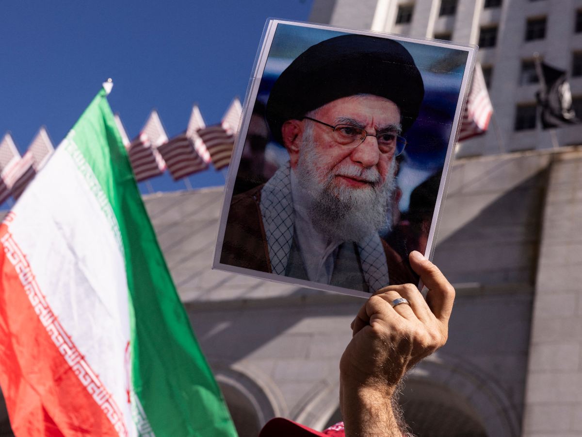 Alí Jamenei ejerció como líder supremo de Irán desde 1989, combinando autoridad religiosa y poder político.