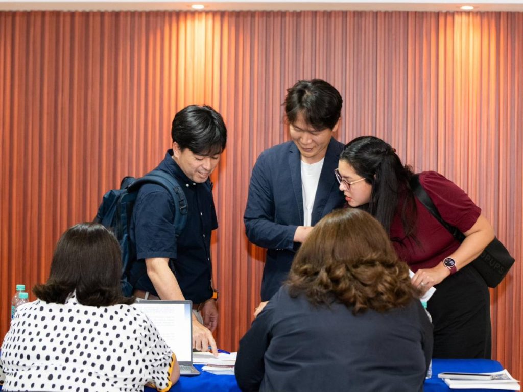 Posterior a la conferencia brindada sobre la construcción del bypass de Apopa, empresas nacionales e internacionales se encuentran en una ponencia técnica para conocer más detalles de dicho proyecto. Cortesía de Obras Públicas