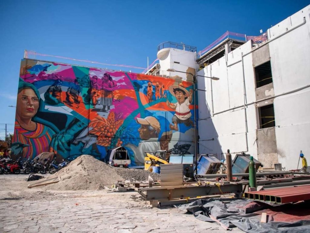 Comerciantes continúan atendiendo a los compradores mientras avanzan los trabajos de modernización en el Mercado Cuscatlán.