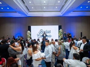 Las parejas contrajeron matrimonio civil con validez legal inmediata en un acto realizado este 14 de febrero.