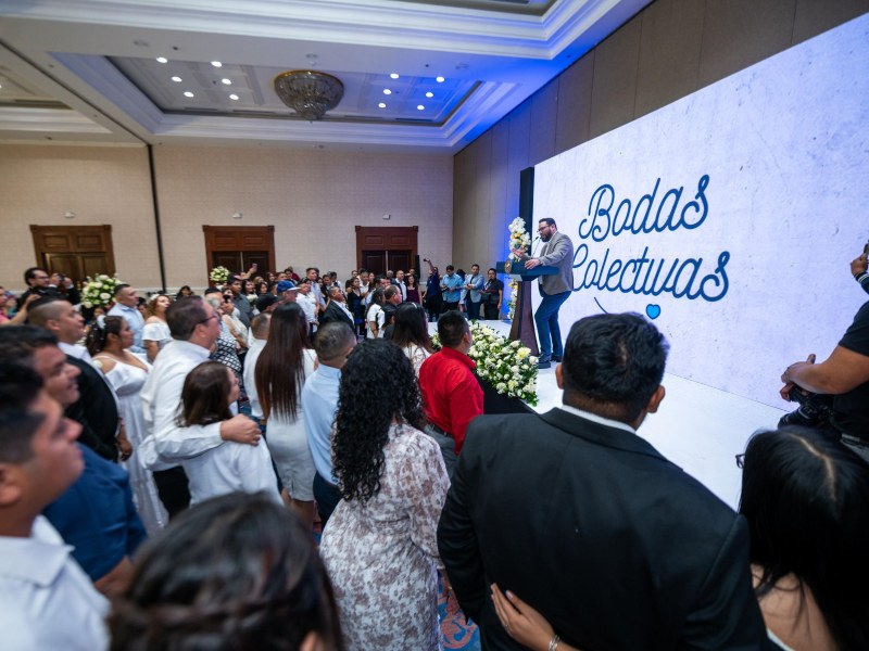 Testigos y familiares acompañaron a los contrayentes durante la ceremonia organizada por la comuna capitalina.