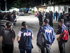 Las autoridades realizaron 24 allanamientos en Santa Tecla, Lourdes y Soyapango, donde capturaron a 17 personas vinculadas a una red de narcotráfico.