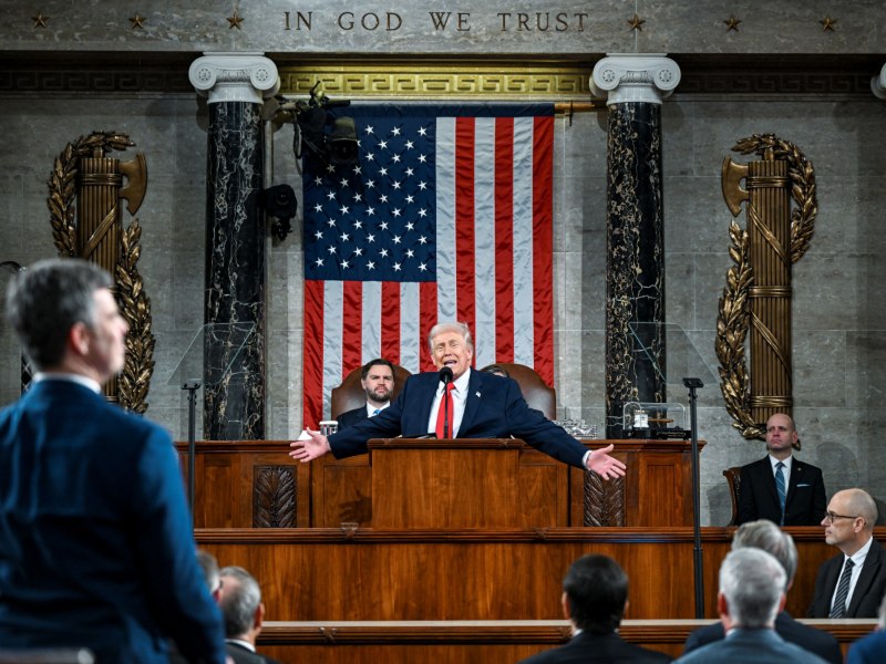 El presidente Donald Trump pronuncia su discurso sobre el Estado de la Unión en el Capitolio de Estados Unidos.