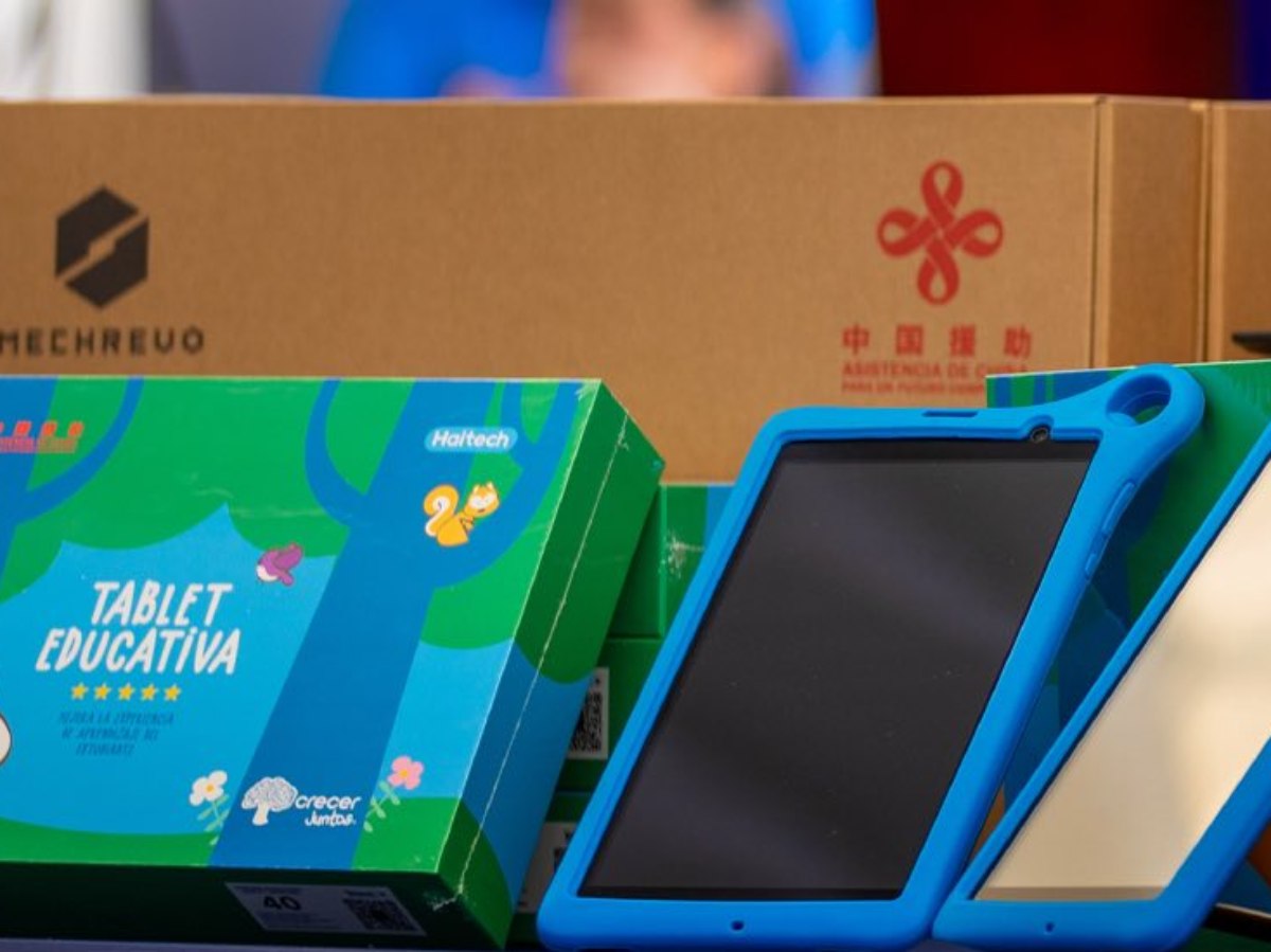 Tabletas educativas y sus empaques forman parte del lote de más de 344 mil dispositivos que serán entregados a alumnos de distintos niveles.