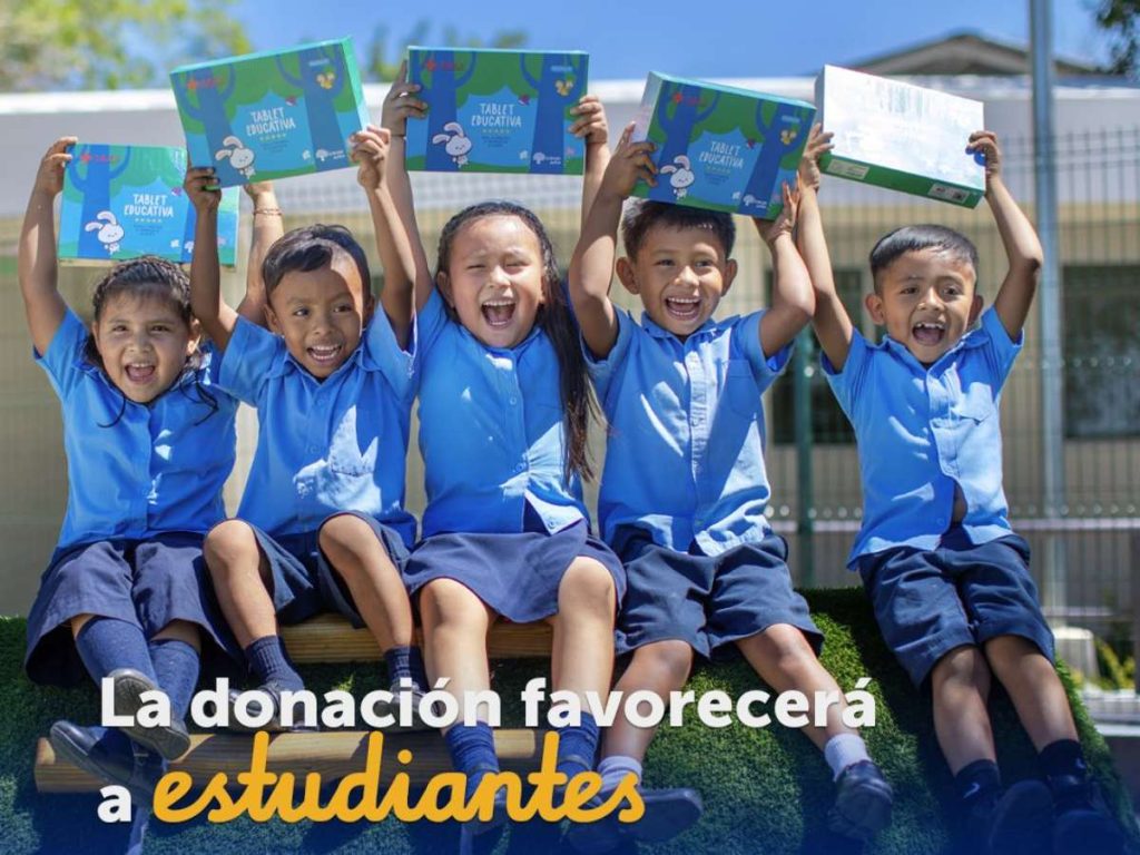 Niños de parvularia muestran las tabletas que recibirán dentro de la estrategia de incorporación tecnológica al sistema público.