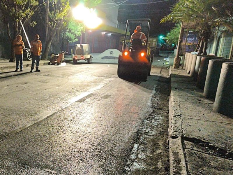 Cuadrillas del FOVIAL realizan trabajos de bacheo como parte del mantenimiento rutinario de la red vial nacional.