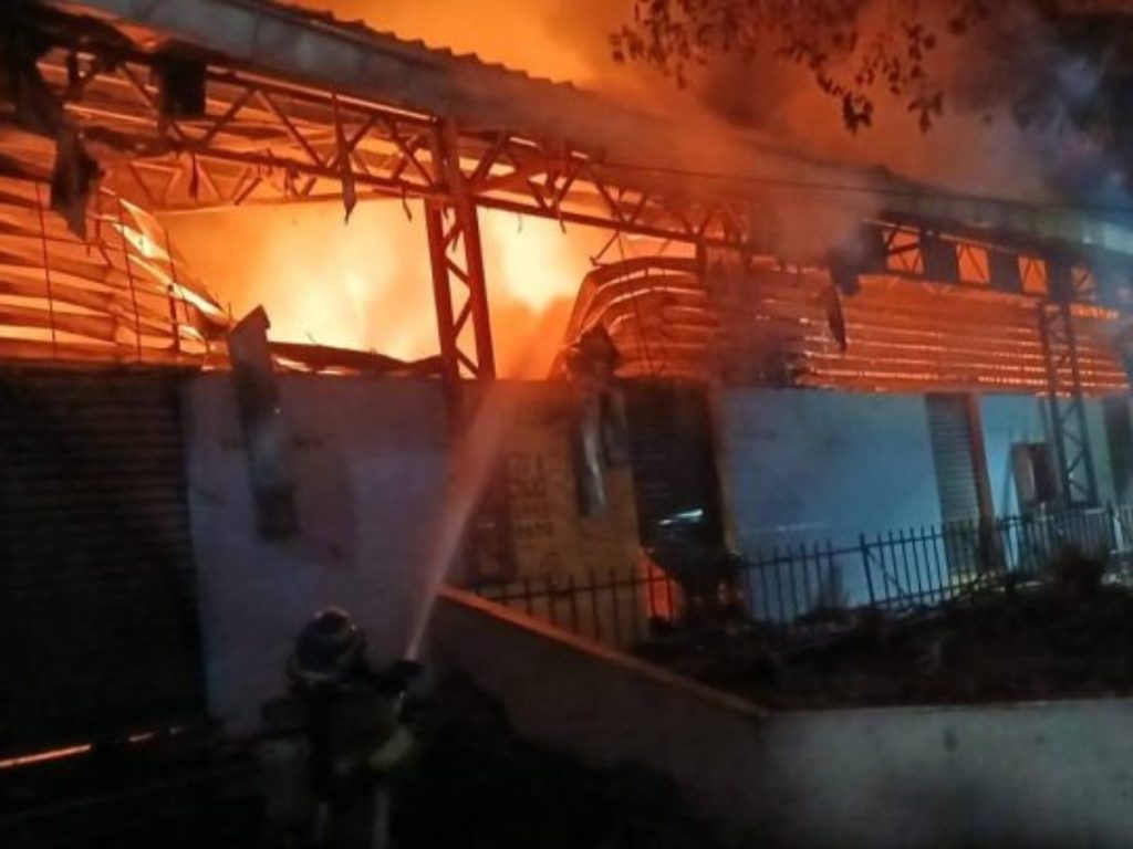 Socorristas y bomberos trabajaron durante más de una hora para controlar el incendio que afectó al menos 11 puestos en la Mega Plaza Sonsonate el 9 de febrero.