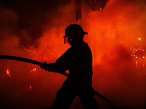 Madrugada de incendios en San Salvador deja tres fallecidos en el centro capitalino