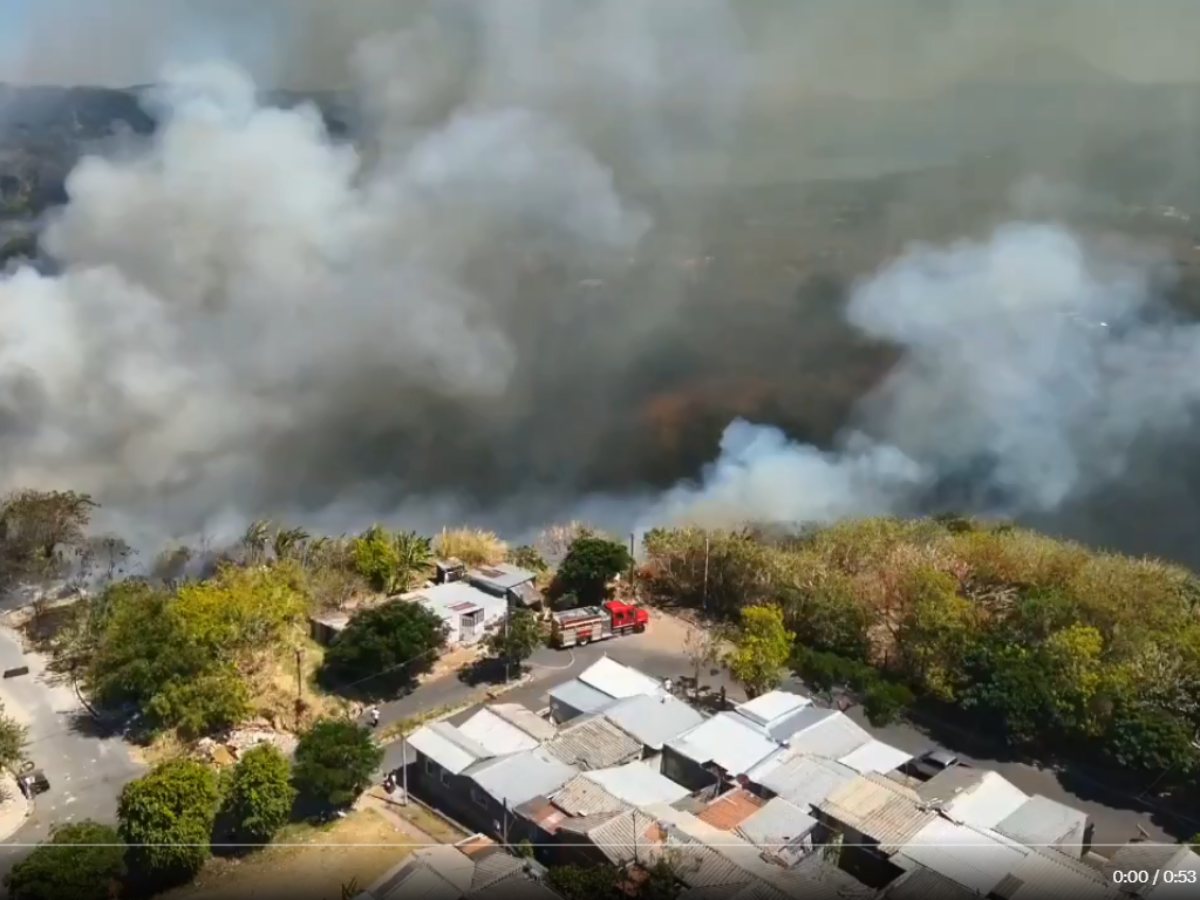 Equipos de Protección Civil y Bomberos trabajan para evitar la propagación del fuego en Ilopango.
