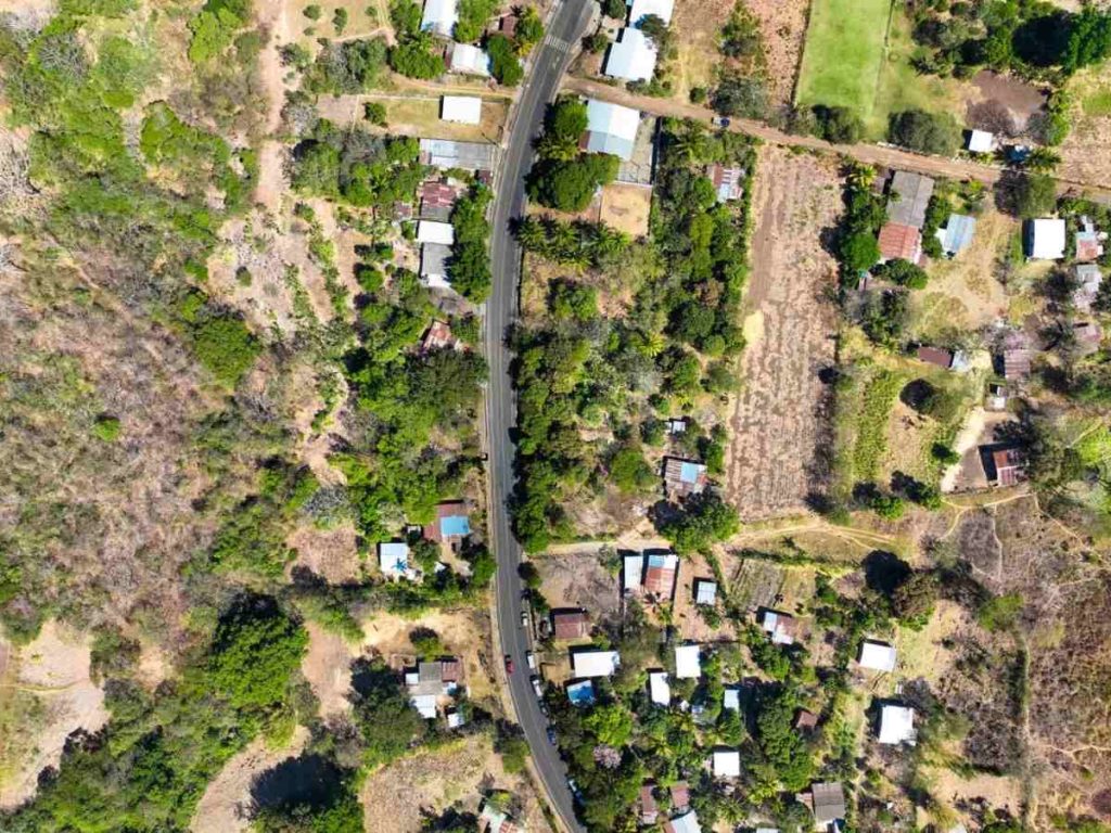 Vista del primer tramo pavimentado de 1.8 kilómetros en la carretera La Magdalena–El Coco, en Chalchuapa, Santa Ana.