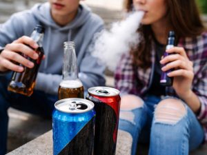 El consumo de bebidas energéticas y el uso de vapeadores entre adolescentes preocupa a especialistas por sus efectos en la salud física y mental.