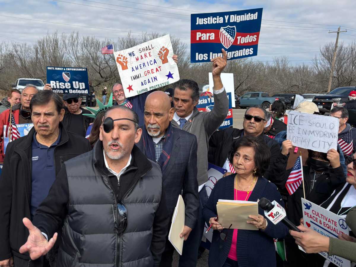 Personas protestan este domingo en Texas para exigir el fin de la detención de familias migrantes, tras la liberación del niño Liam Ramos.