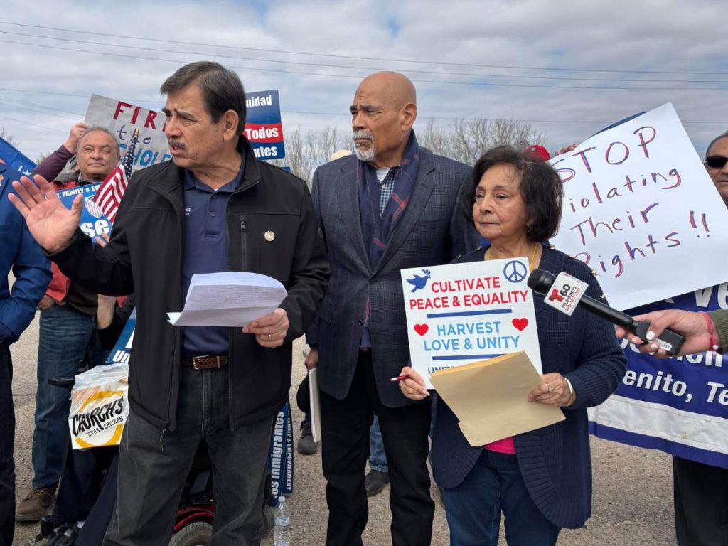 Personas sostienen carteles durante una protesta este domingo en Texas para exigir el fin de la detención de familias migrantes, tras la liberación del niño Liam Ramos.
