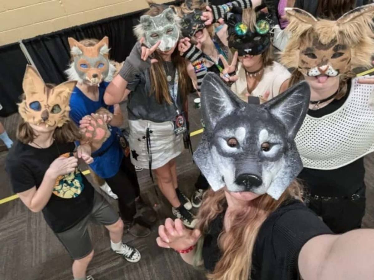 Jóvenes usan máscaras de animales en un encuentro vinculado a la tendencia therian, fenómeno que gana visibilidad y debate en redes sociales.