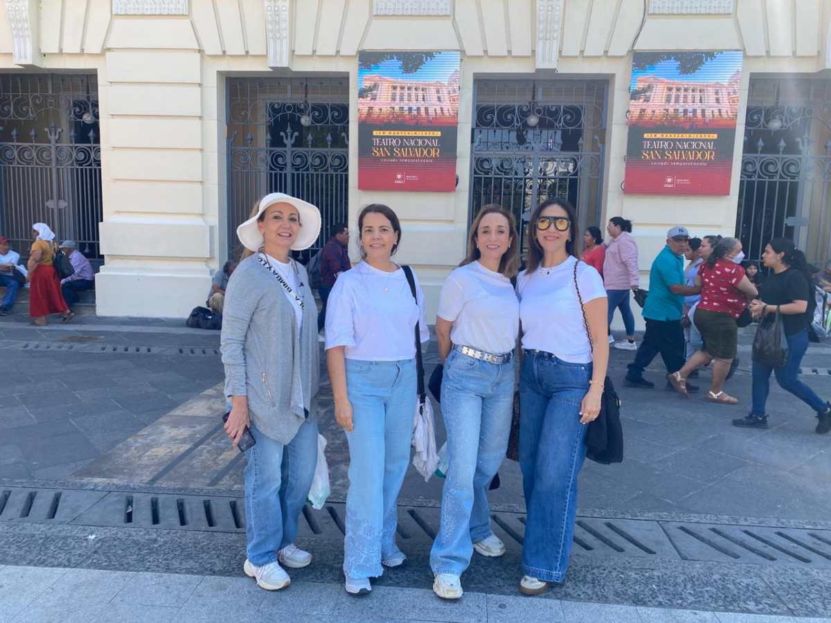 Turistas provenientes de distintos países de Centroamérica recorrieron el Centro Histórico de San Salvador previo al primer concierto de Shakira.