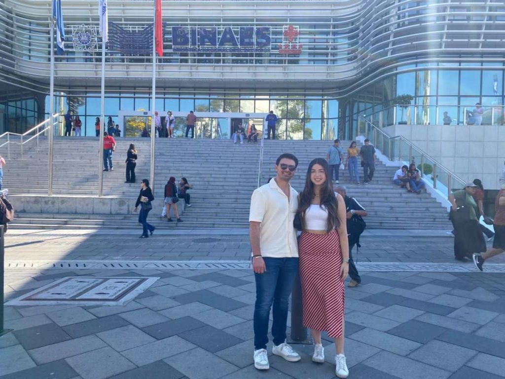 Visitantes extranjeros aprovecharon su llegada a El Salvador para conocer puntos emblemáticos del Centro Histórico antes del espectáculo musical.